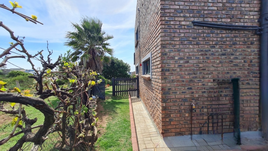 4 Bedroom Property for Sale in Boggomsbaai Western Cape